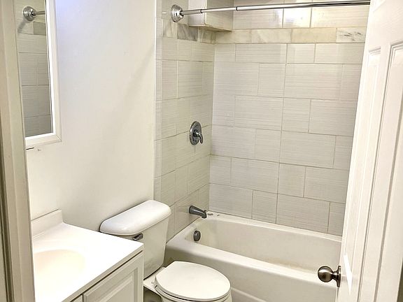 5th image of 3711 S Hampshire Cir