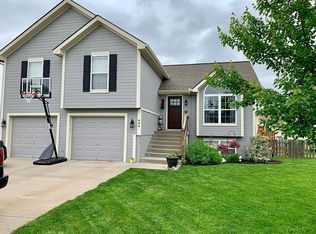 906 Madelyn Dr, Kearney, MO 64060