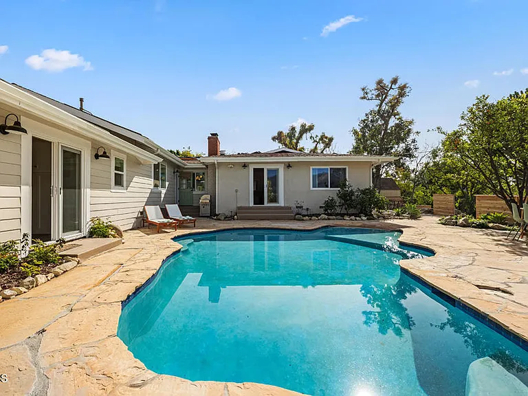 107 Alto Dr — Photo 2
