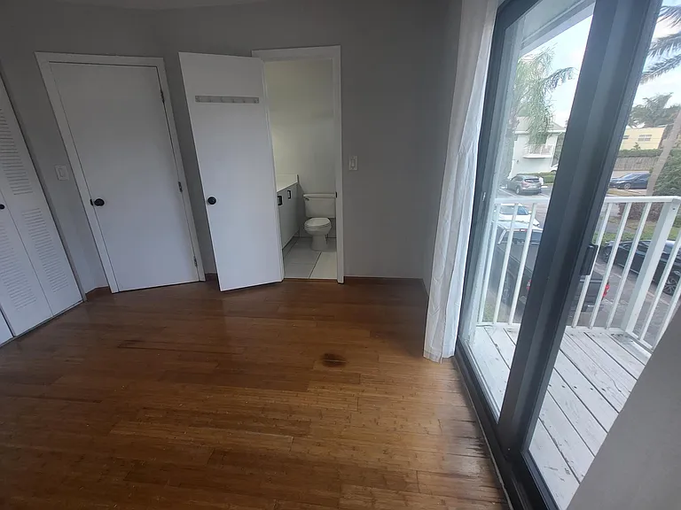 4135 NE 21st Ter — Photo 11