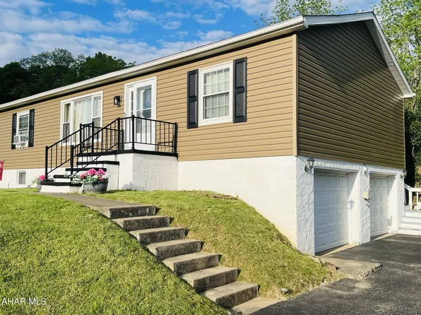 1631 Saint Francis Ln, Altoona, PA 16602