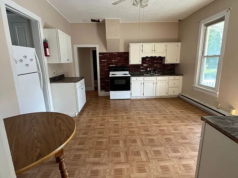 325 Walnut St — Photo 7