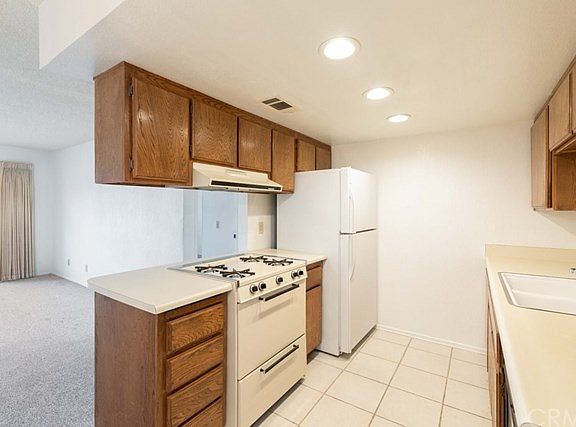 5th image of 2489 W Acacia Ave