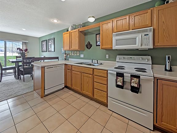 5th image of 6855 Woodland Ave Unit 1101