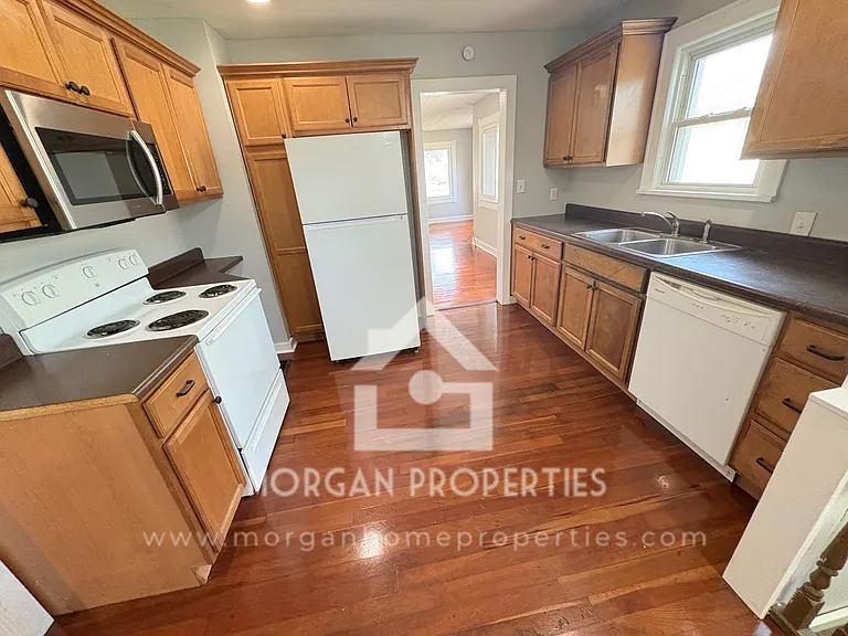 220 W 38th St — Photo 3