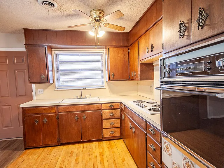 2040 Gerry Dr — Photo 6