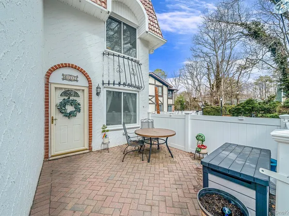 842 Golf Lane, Medford, NY 11763