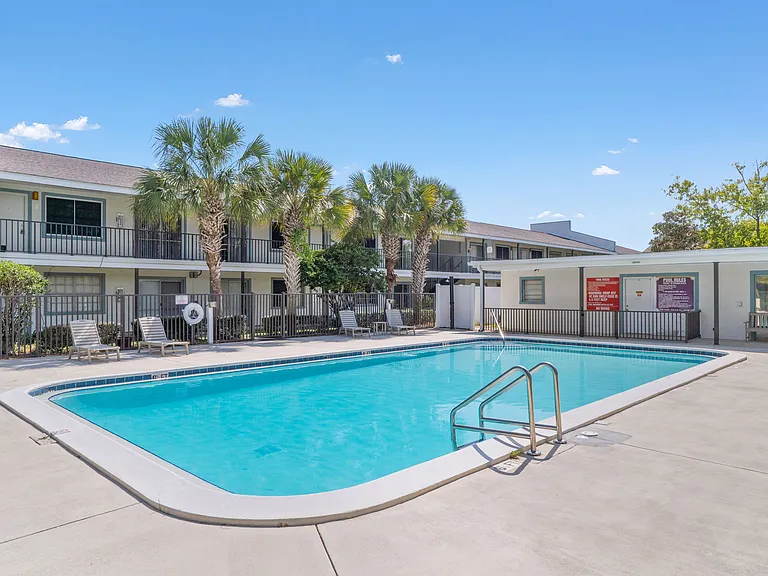 Breeze Apartments — Photo 9