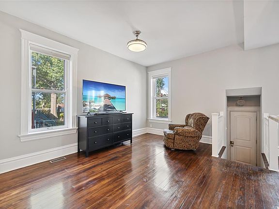 5th image of 3837 Wyoming St