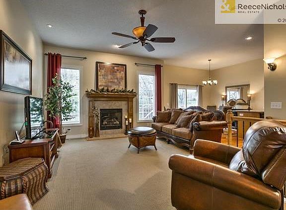 Fantastic Open Floor plan, lots of great light in great room.
