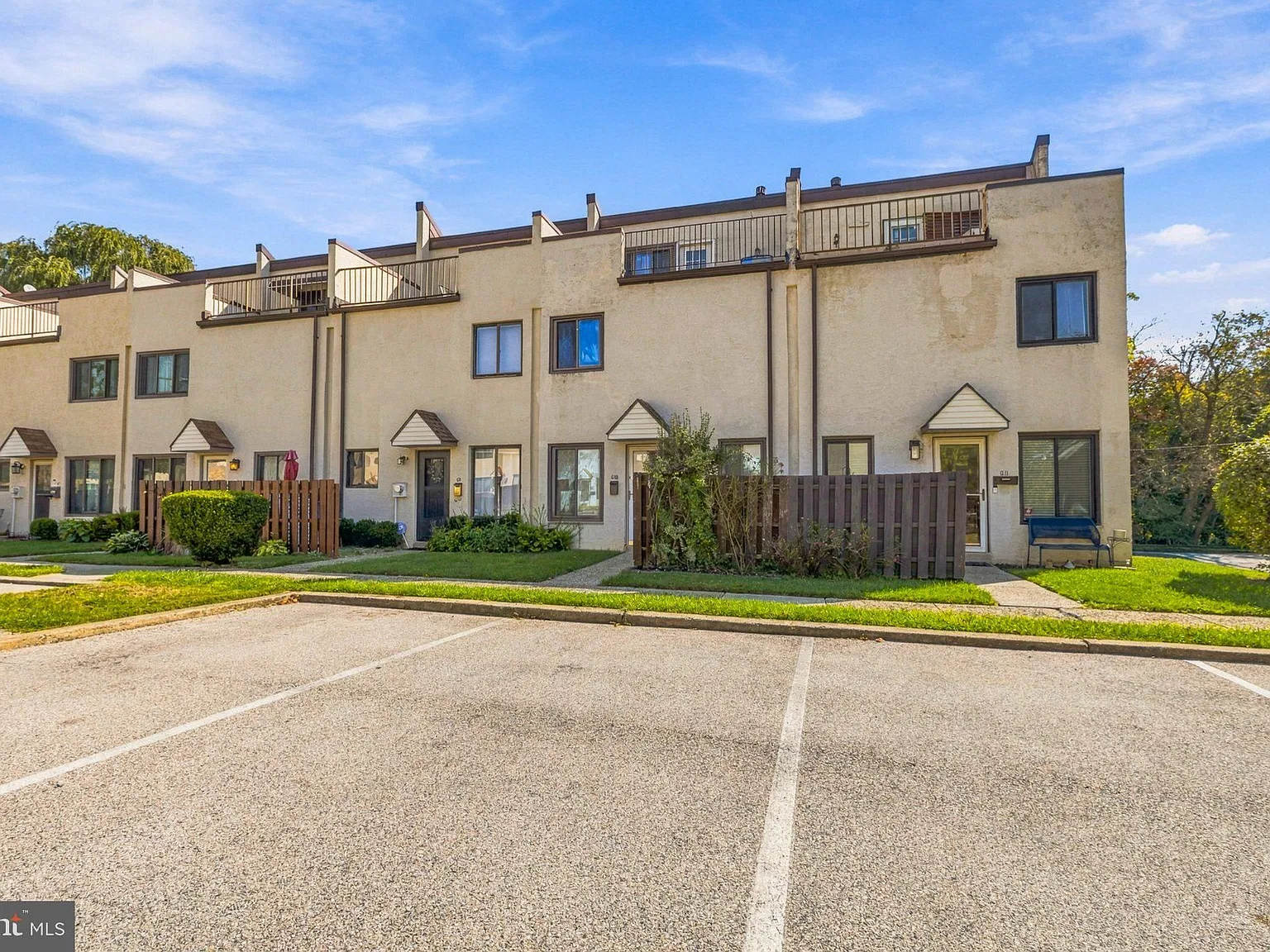 2 bed, 1.5 bath, 1156 sqft, $2,100 — Photo 2