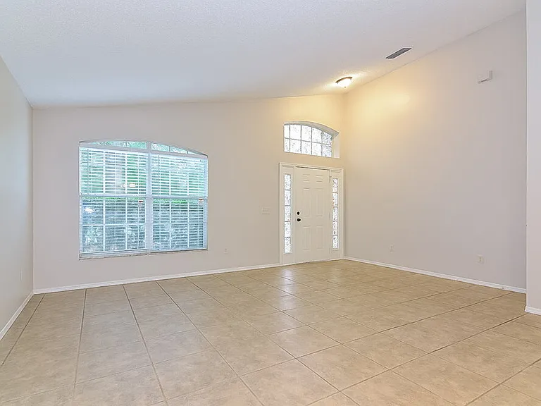 1070 Corkwood Dr — Photo 2