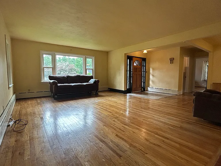 114 Maple Ave — Photo 8