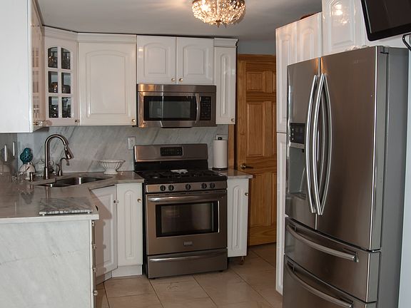 3rd image of 7028 W 96th St