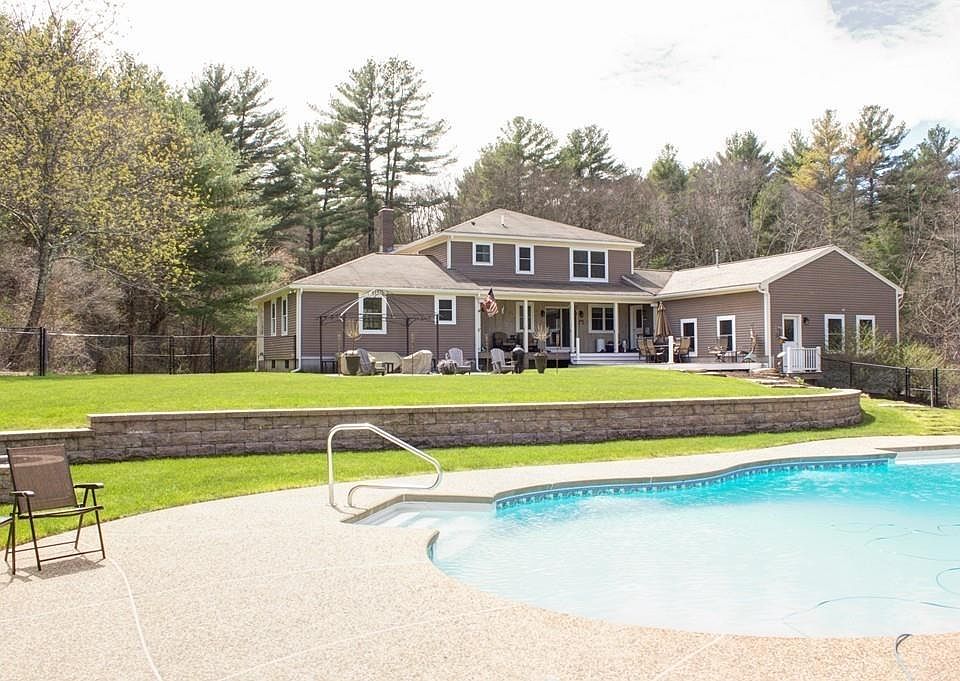 1st image of 207 Seekonk St