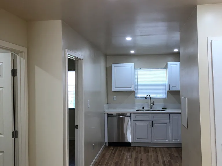 5720 1/2 S Saint Andrews Pl #1/2 — Photo 5