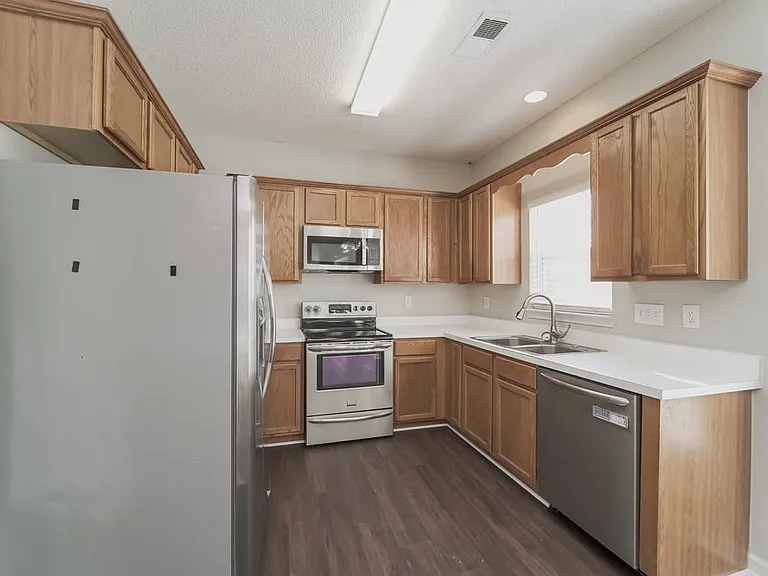 2700 Hampton View Ct — Photo 9