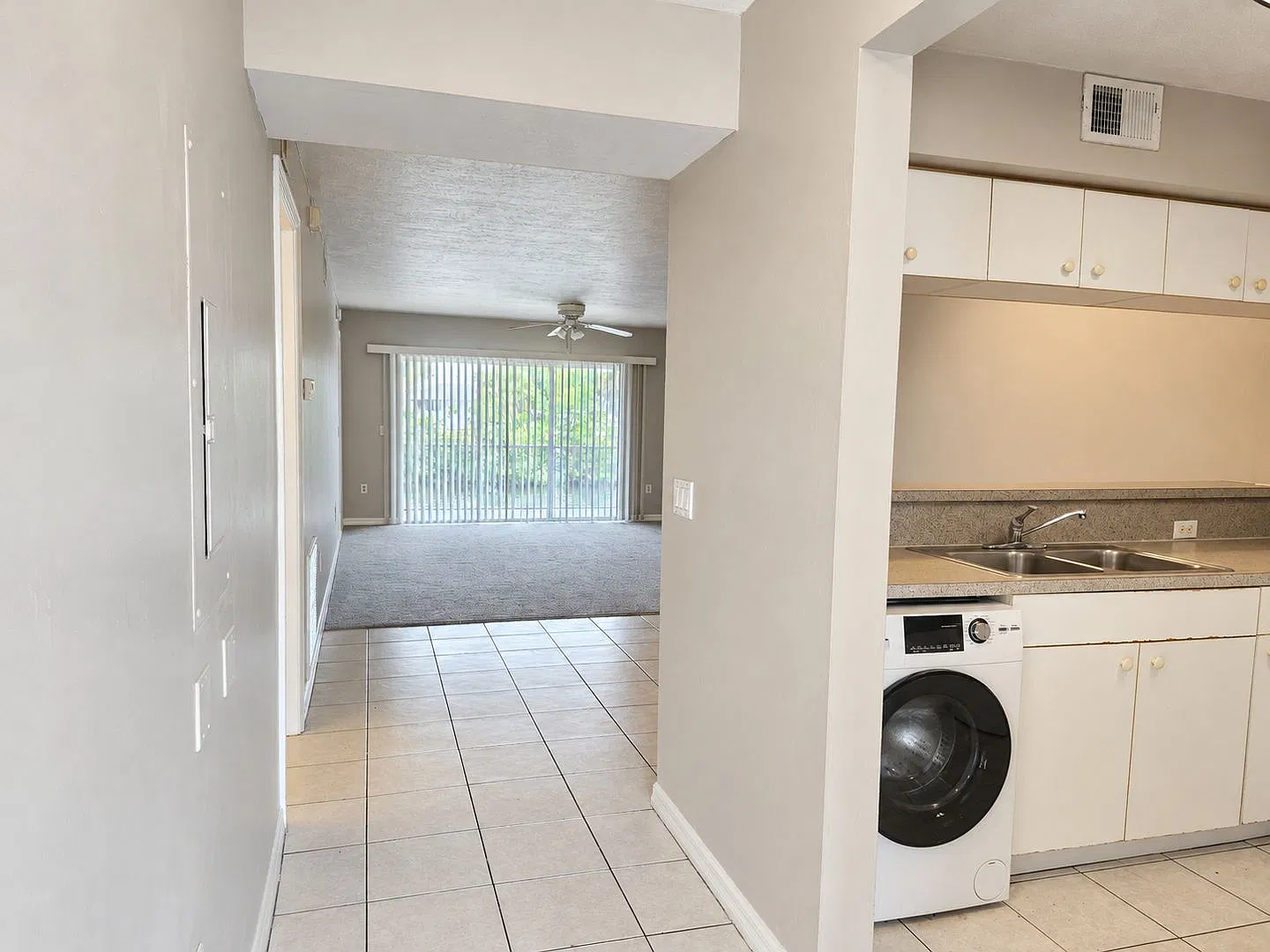 621 SW 47th Ter — Photo 2