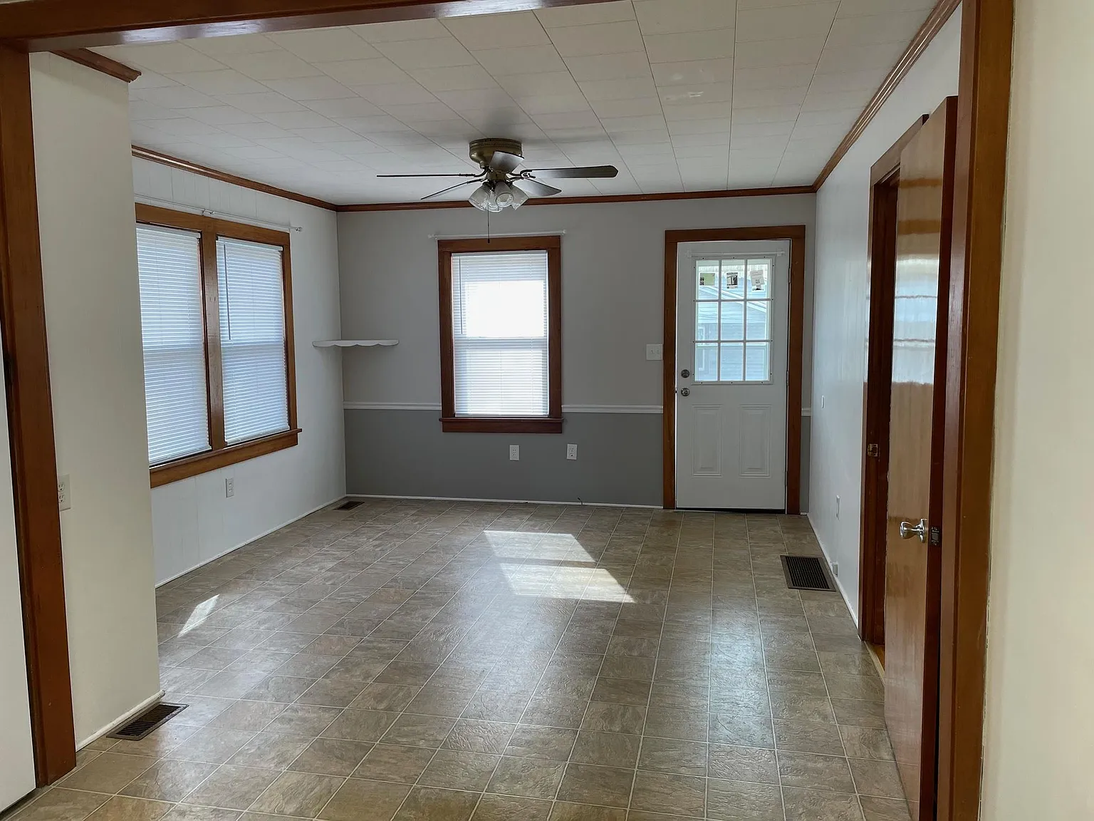 3 bed, 1.5 bath, 1298 sqft, $1,300 — Photo 3