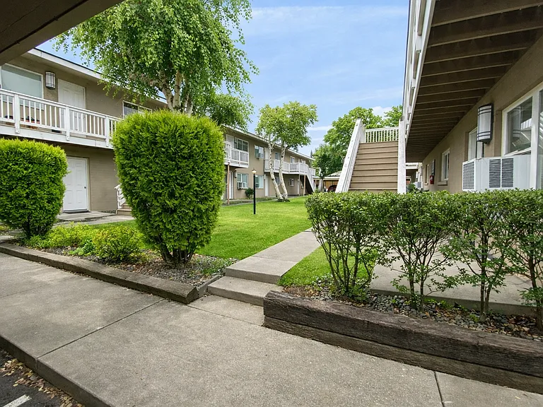 4004 W Walnut St — Photo 14