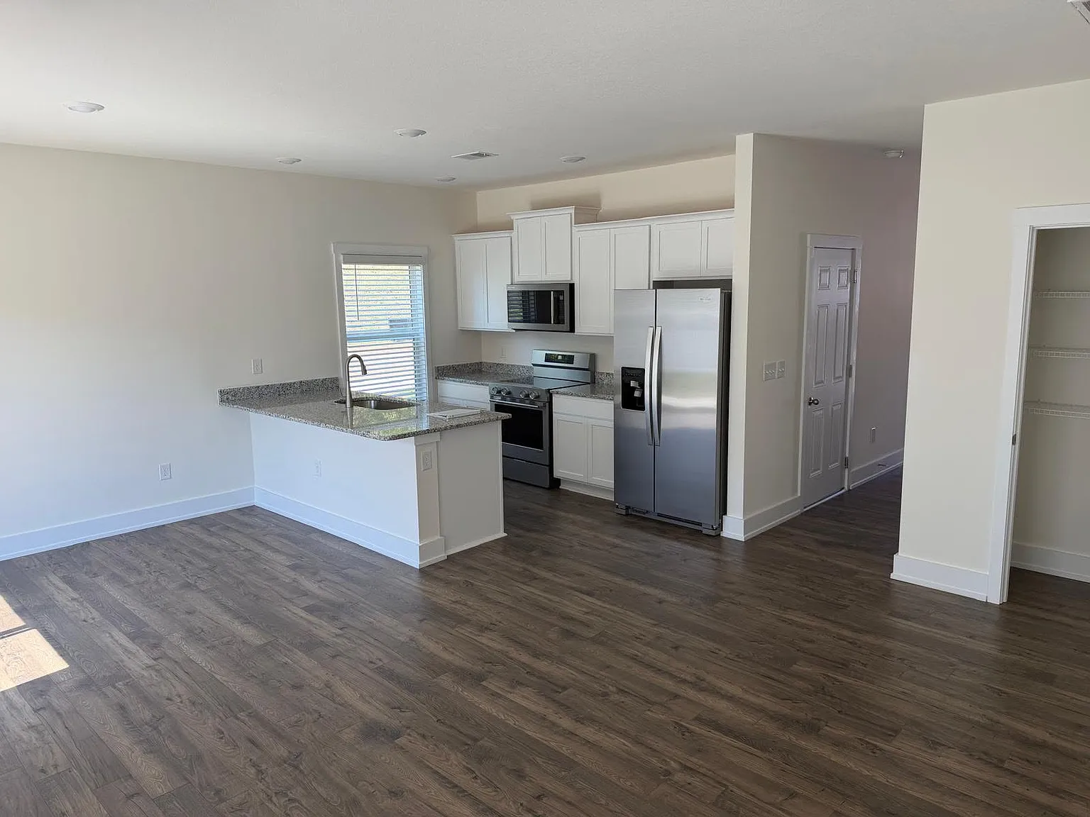 3 bed, 2.5 bath, 1381 sqft, $2,500 — Photo 3