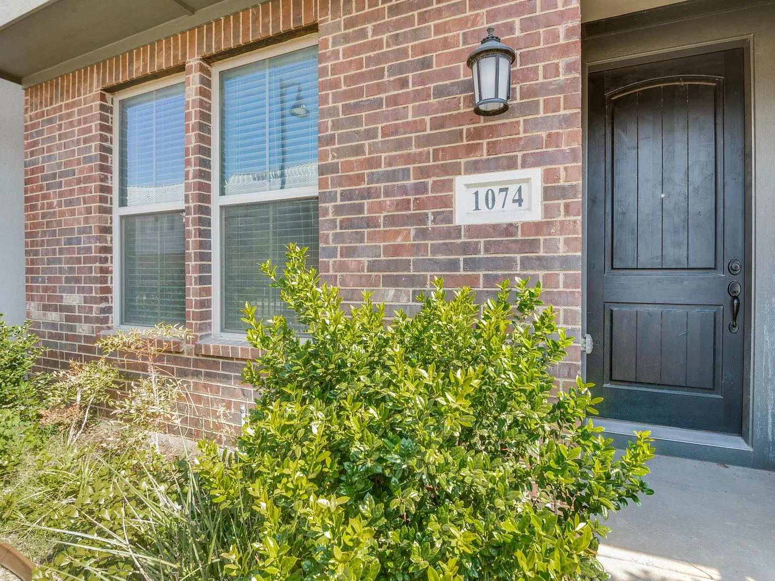 1074 Manacor Ln — Photo 3