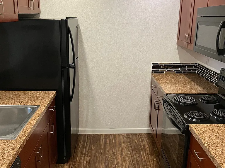 Heatherstone Park Apartments — Photo 1