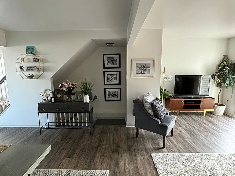 109 Hampshire Sq SW — Photo 7