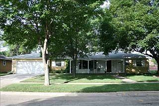 4th image of 704 Marguerite Ave
