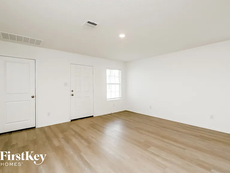 10407 McClintock Dr — Photo 4