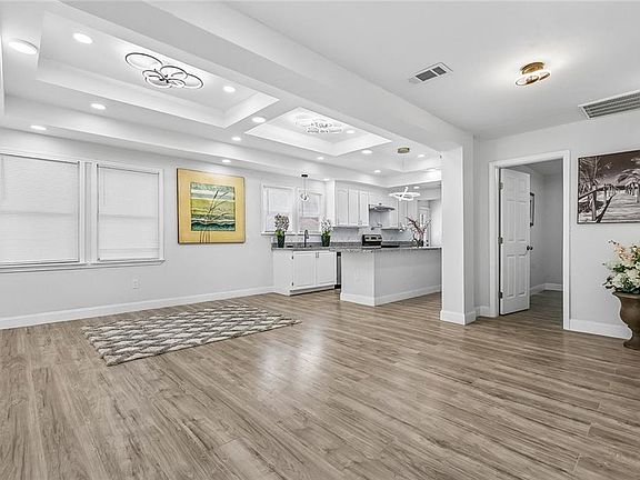 3rd image of 901 Avenue E