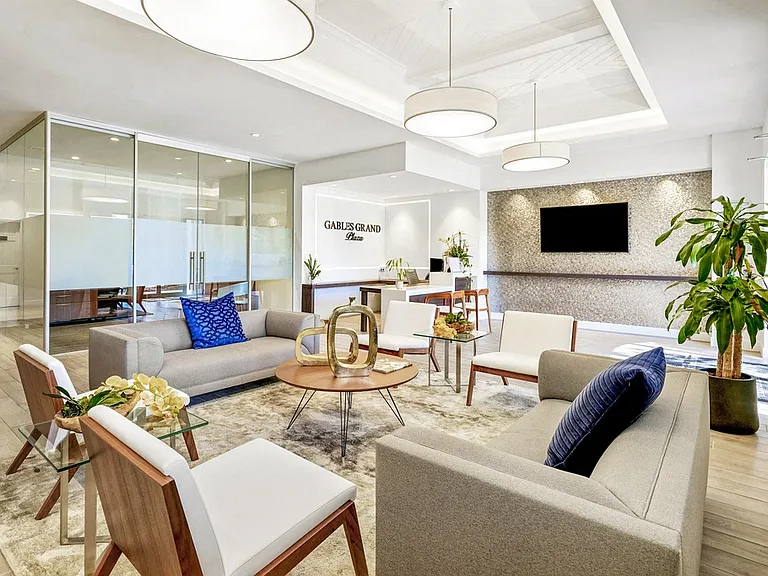 Gables Grand Plaza Apartments — Photo 14