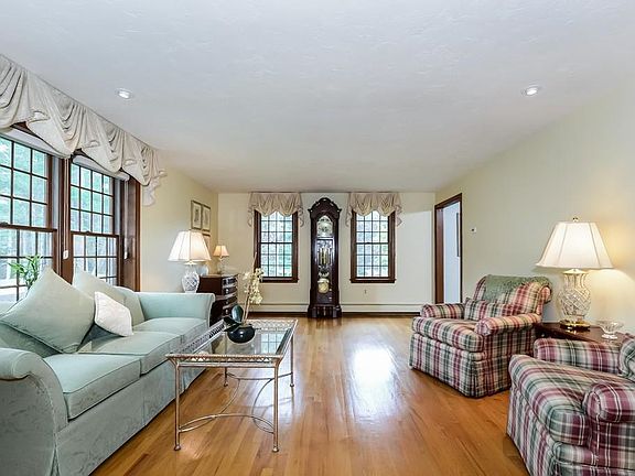 3rd image of 5 Knoll Dr