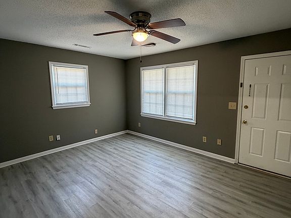 3rd image of 4680 Pinewood Rd