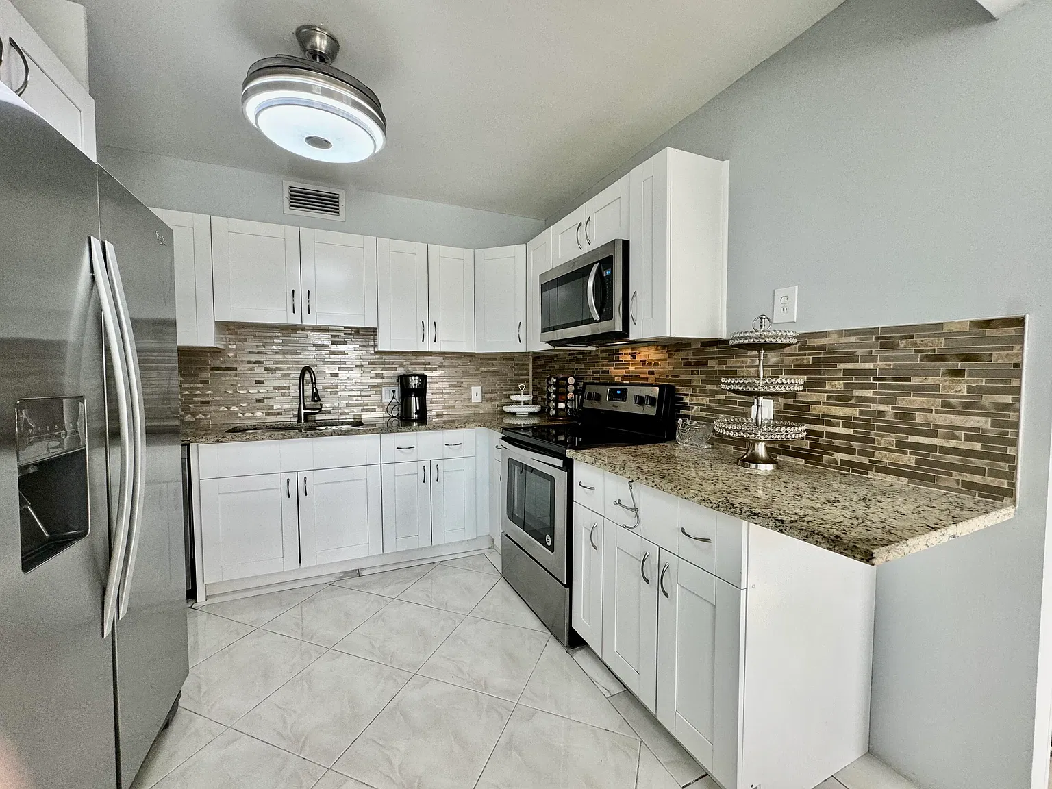 2 bed, 2.0 bath, 1024 sqft, $1,900 — Photo 2