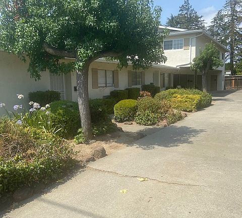 4th image of 93 Sunnyside Ave #2