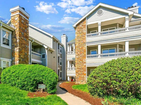 13085 Autumn Woods Way APT 301, Fairfax, VA 22033