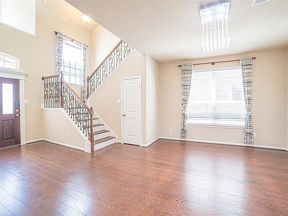 4th image of 3107 Lake Dr