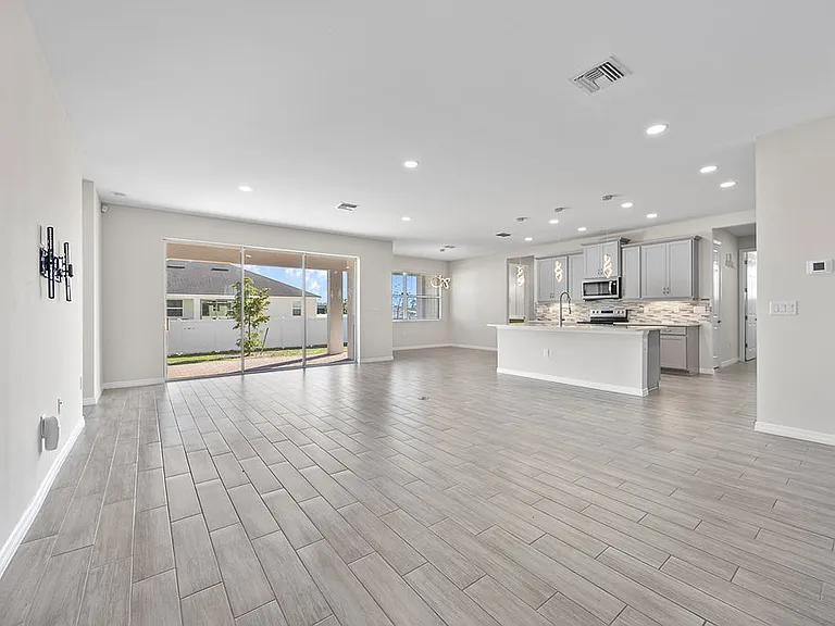 133 SW 37th Ave — Photo 9
