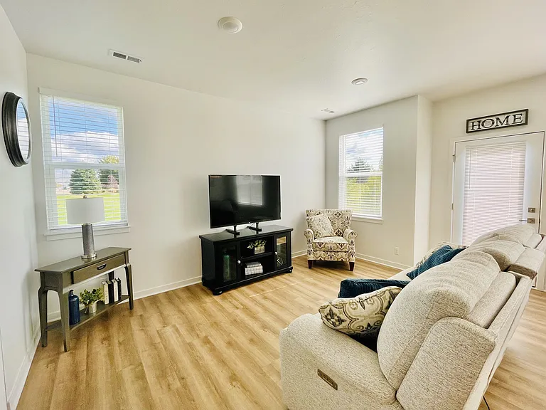 Elmwood Lake Apartments — Photo 12