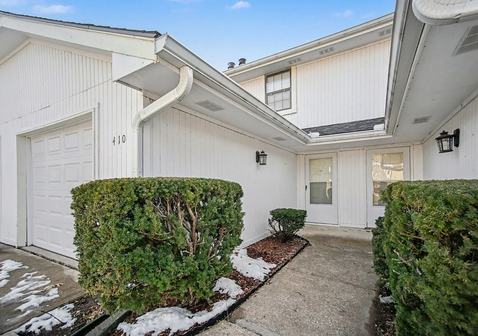 The place you will want to call home ~ 410 NW Nottingham Lane — Photo 1