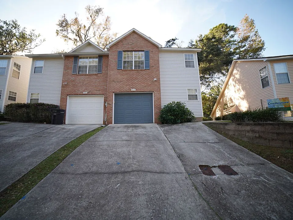 3117 Camelliawood Cir W