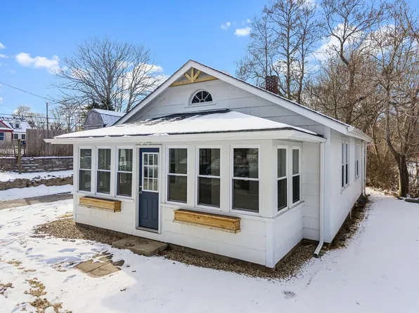 2 Oakdale St, Wareham, MA 02571