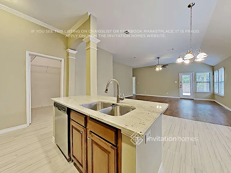 510 Maplewood Dr — Photo 4