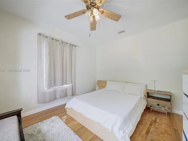 1212 Medina Ave — Photo 9