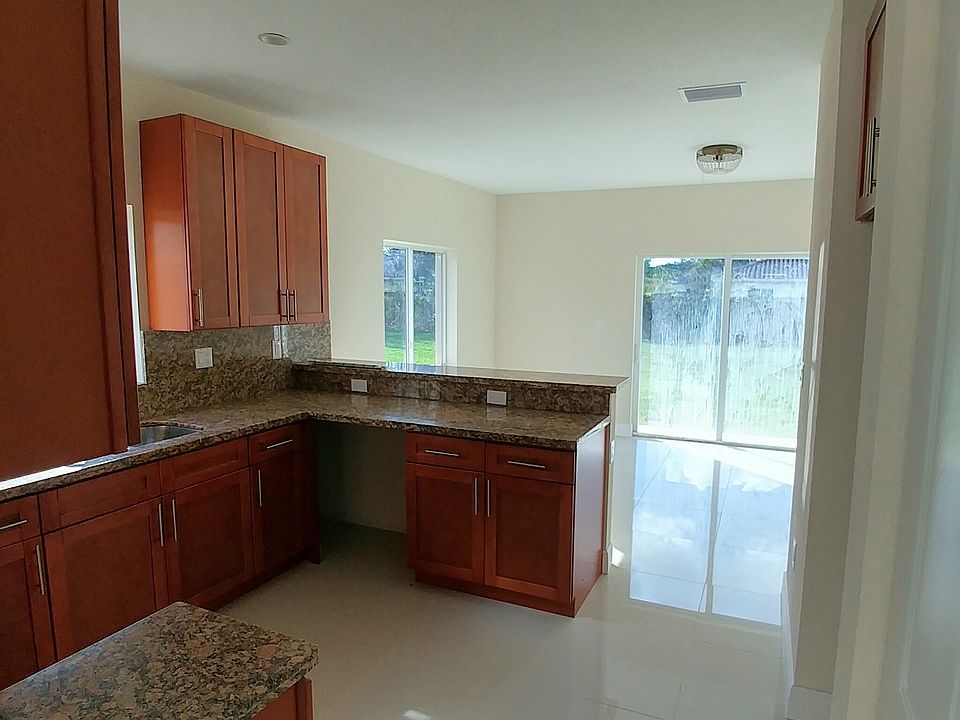 2nd image of 841 SW 5th St