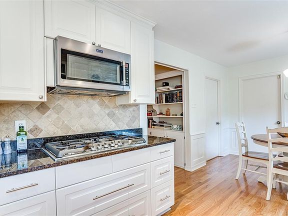 4th image of 1111 Elizabeth Ln