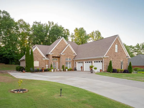 311 Woodfern Dr, Killen, AL 35645