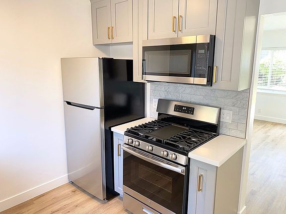 3rd image of 2604-2606 S Aviation Blvd #2606B