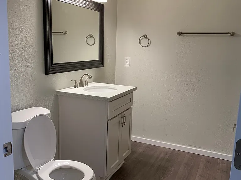 ES2605 - T Street Apartments — Photo 13